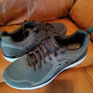 Men's Sketchers - size 11 - New